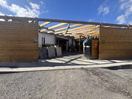 à louer entrepôt de 900 m2 divisible en 2 lots avec cours