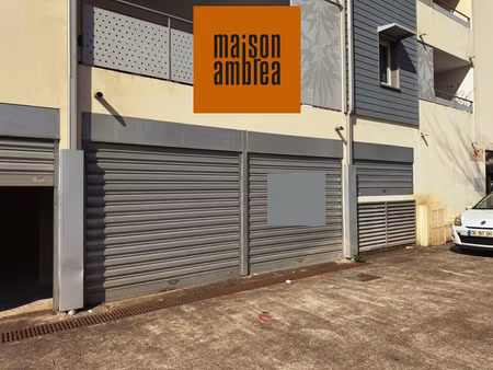 local commercial de 86 m2 avenue jean-jaurès  saint-benoît