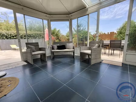 maison moderne avec piscine.