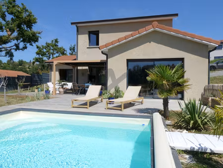 belle villa majoritairement de plain pied avec piscine