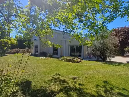 **magnifique maison de 186 m² sur 2 niveaux  implantée sur un superbe terrain piscinable  