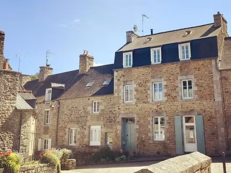 charmante bâtisse rénovée dans un cadre très recherché: au coeur du quartier de léhon à di