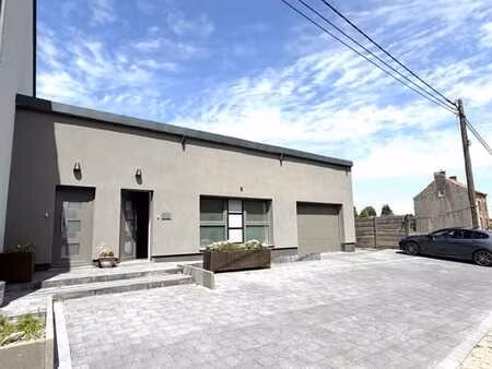situation de 1er choix : cabinet/bureau + 3 parkings