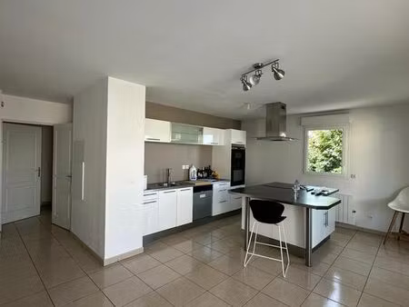 t3 · 63 m² · 2 chambres · cuisine ouverte · grande terrasse · box privé