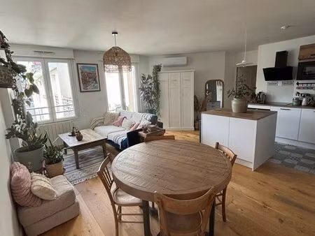 t3 meublé de 60 m² avec balcon - centre de tassin-la-demi-lune