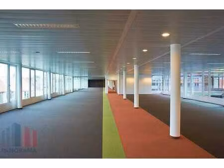 bureau de 803 m² bénéficiant d'une excellente accessibili...