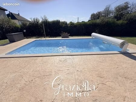 maison familiale rénovée avec piscine sur un terrain de 978 m²