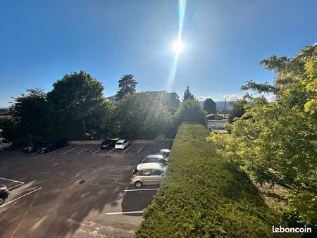 t4 lumineux avec 2 balcons  cave et parking