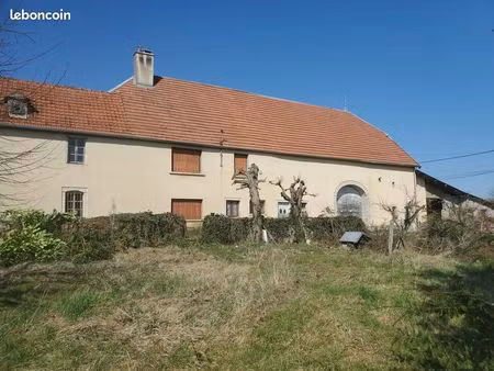 propriété composée d'un corps de ferme avec hangars