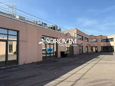 local bureaux 2 028 m²