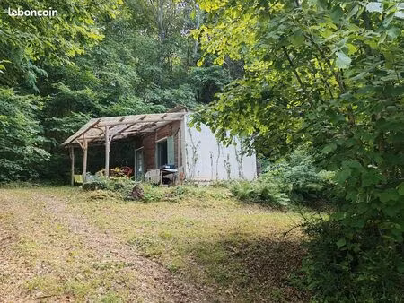 petite maison de loisir dans les bois
