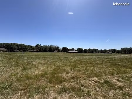 terrain 1 335 m² la force