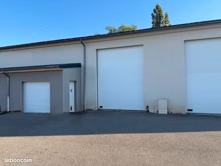 entrepôt et bureau