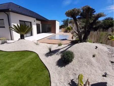 maison avec piscine bord de mer   en impasse