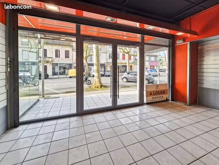 local commercial 238 m² auch