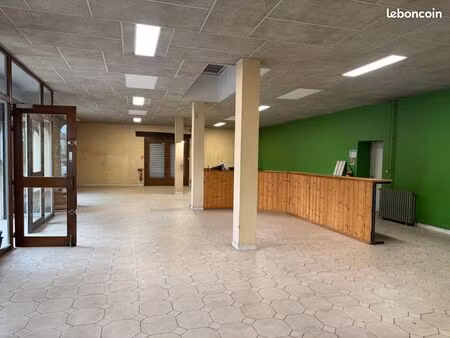 grand local commercial de 750 m2 avec parking à proximité- fleurance