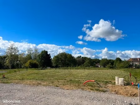 terrain plat constructible viabilisé 1100 m2