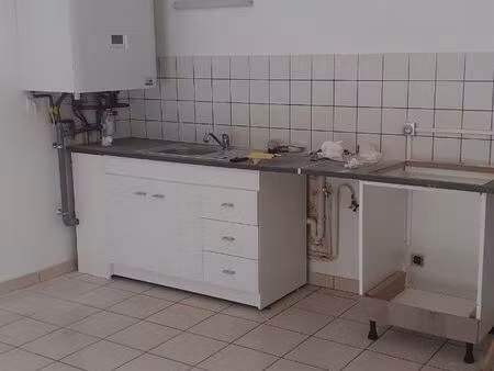 appartement à louer. 5 pièces de 117m2. rénové dans une ancienne maison. espace de vie gén