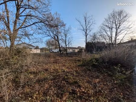 terrain 779 m² muret