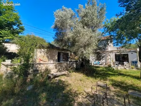 mazet rénové sur très beau terrain arboré