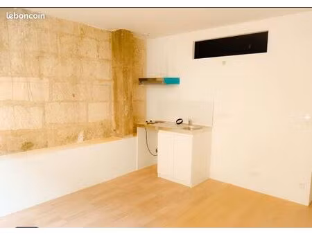 studio toutes charges comprises