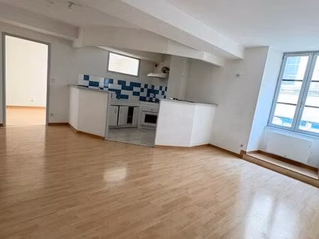 appartement situé au centre ville de poligny