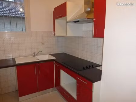saintes proche hopital apt f2 parking privé
