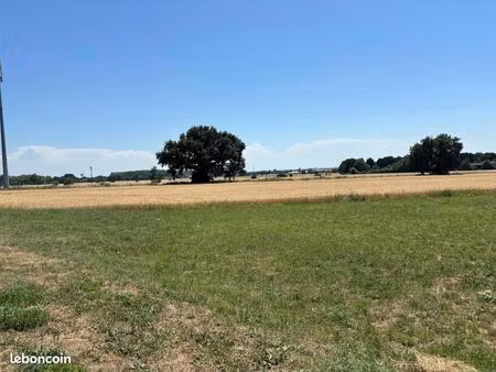 terrain 570 m² gratentour