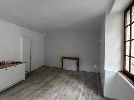 location 1 er étage nue centre dole