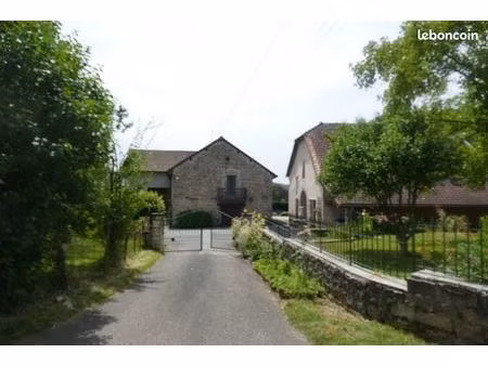 propriété de caractère en pierre  piscine  avec gîte en activité au cœur du jura viticole