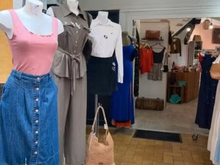 belle boutique dans rue commerçante