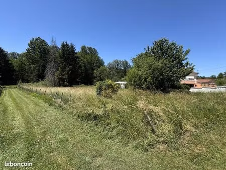 terrain 1545 m² pleure