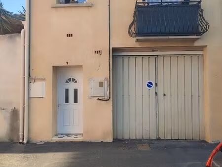 place stationnement pour moto ou scooter
