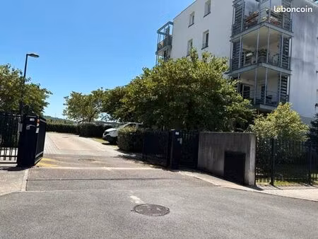 parking intérieur pmr / résidence sécurisée / floirac