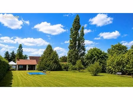terrain de 1360 m2 avec piscine et dépendances