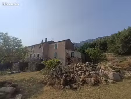 ensemble immobilier en pierres sur caves avec vue panoramique  jardins avec fruitiers  cad