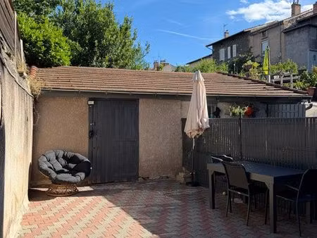 maison de ville avec extérieur