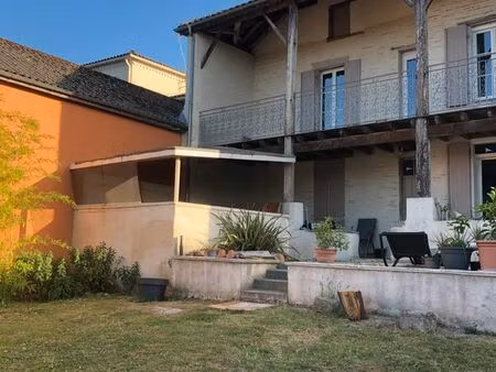 maison avec jardin en retrait et en hauteur d'une route non passante