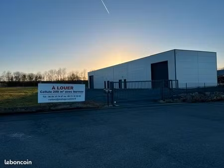 local 200m2 bureau inclus et accès direct sur la 2x2 nantes cholet