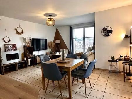 appartement rénové 82 m² avec terrasse + box