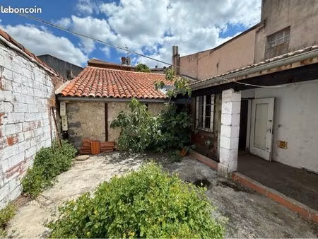 immeuble de ville avec logement  local commercial  jardinet et stationnement privatif