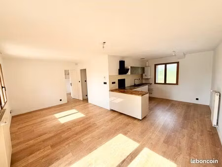 maison t3 en pierre avec jardin et parking