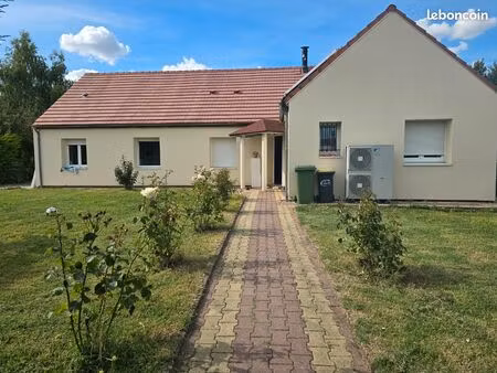 grande maison sur un grand terrain