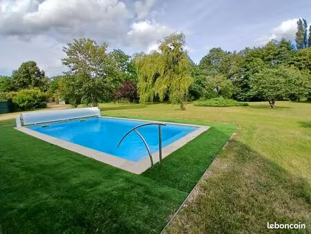 maison spacieuse avec piscine et parc