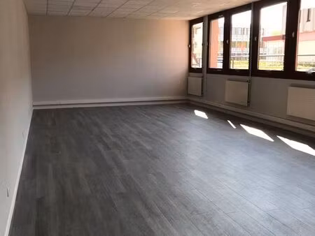 bureau 64 m²