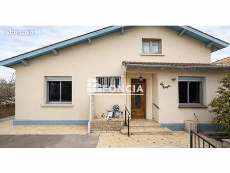 maison avec fort potentiel  garage et jardin située entre le quartier port marianne et les