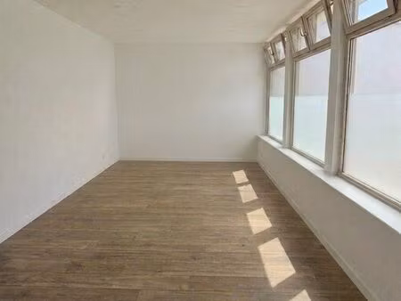 bureau + espace de stockage 55m²