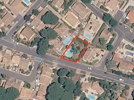 terrain constructible de 500 m² au grau d’agde  arboré avec piscine