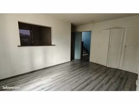 loue f3 au rdc d’un petit immeuble  à 2 minutes d'intermarché (ancien géant casino)  proch