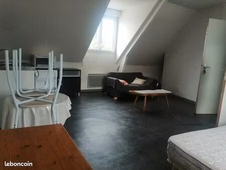 grand studio très lumineux